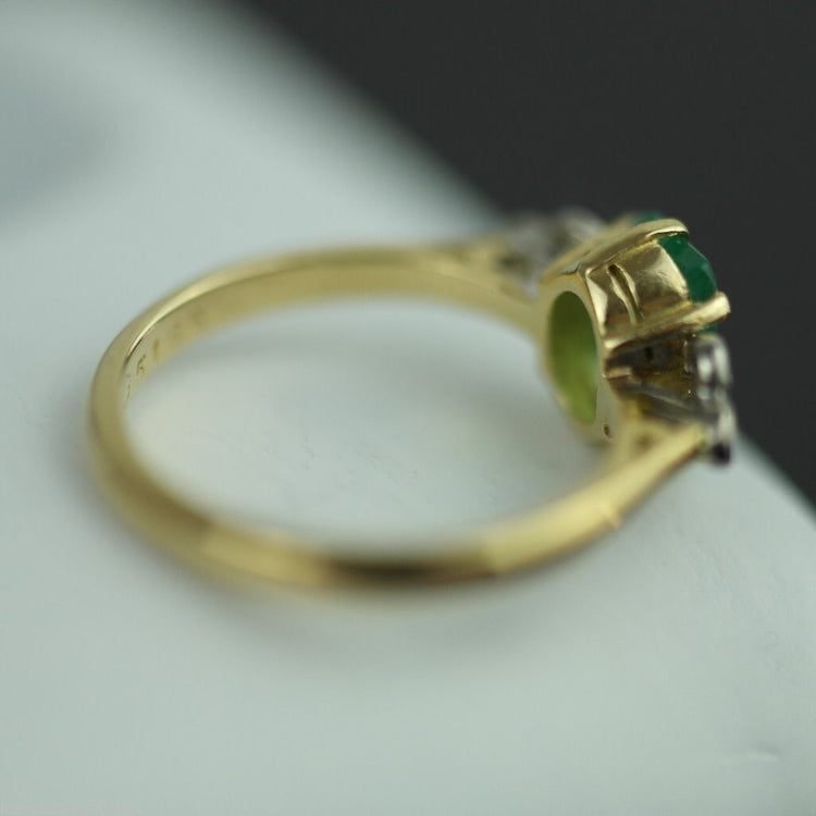Vintage 18ct gold ring with green emerald and six diamonds
