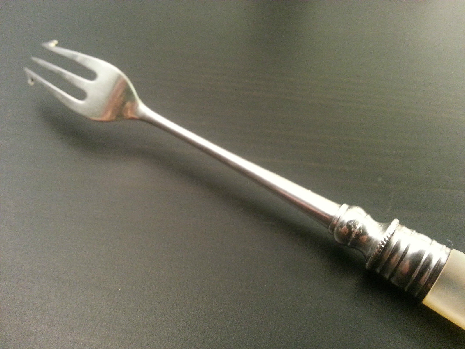 Antike Gabel aus Sterlingsilber aus dem Jahr 1883 mit Perlmutt-MOP-Griffen, Sheffield-Duty-Marke