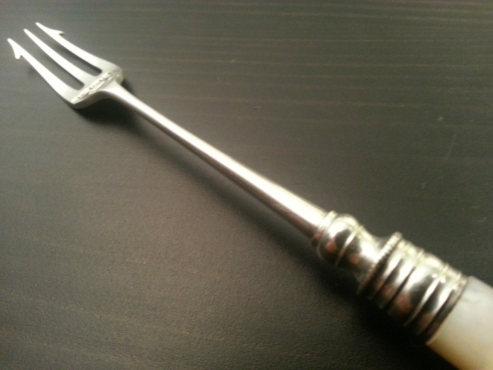 Antike Gabel aus Sterlingsilber aus dem Jahr 1883 mit Perlmutt-MOP-Griffen, Sheffield-Duty-Marke