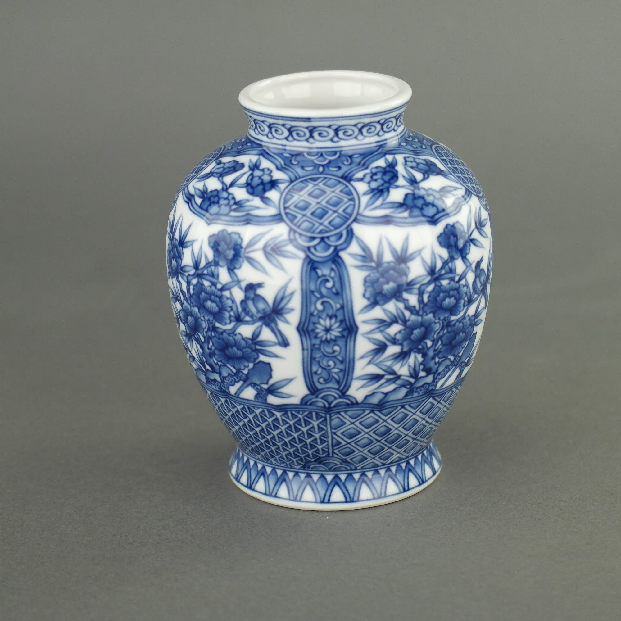 Jarrón de flores oriental azul "Dragon Peak" de Sanyo Porcelain Company