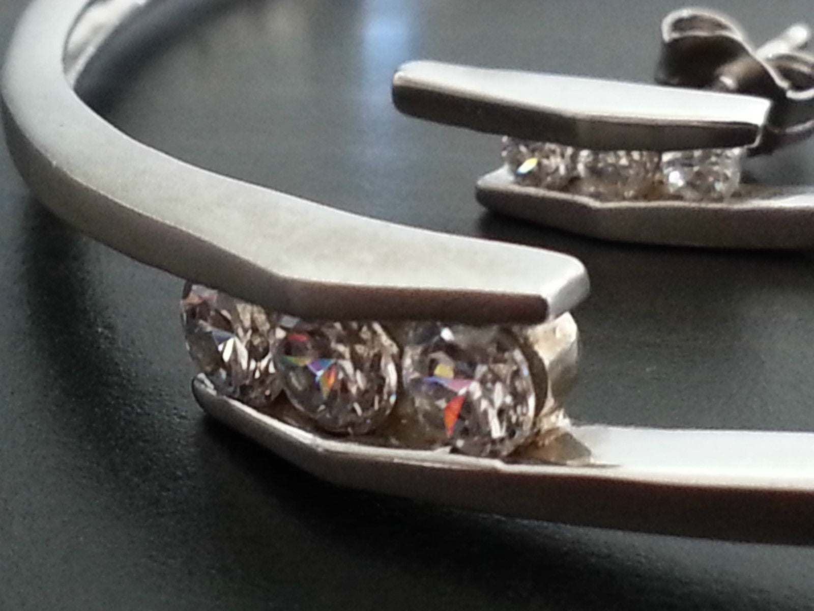 Conjunto moderno de pulsera y pendientes de plata de ley con circonitas cúbicas.