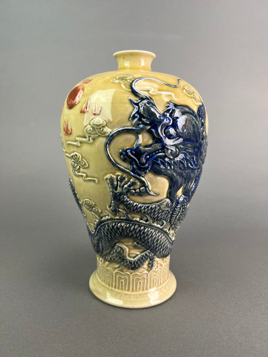 Chinese Dragon five claws porcelain vase with Daoguang mark