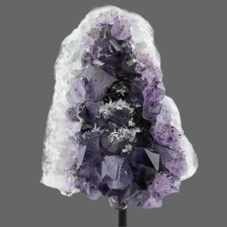 Große rohe Amethyst-Clusterstatue auf einem Metallständer