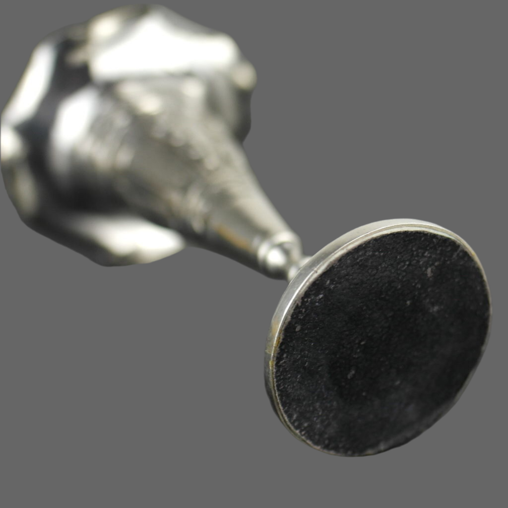 Jarrón trompeta antiguo de metal blanco con motivo indio ornamentado