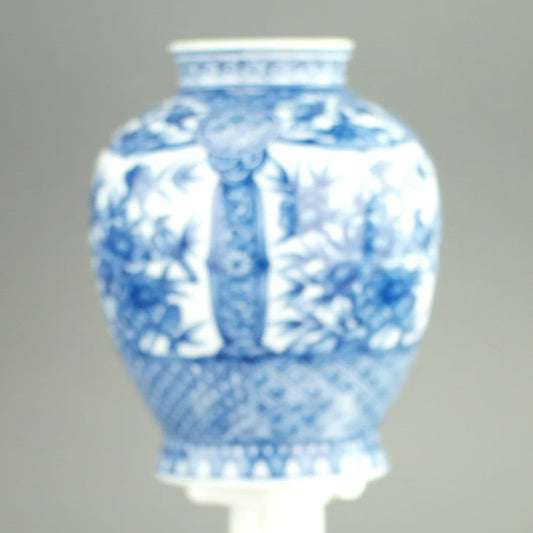 Orientalische blaue Blumenvase „Dragon Peak“ von der Sanyo Porcelain Company