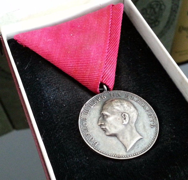 Massive Silbermedaille aus dem Zweiten Weltkrieg für Verdienste um Boris III. von Bulgarien, Originalverpackung mit Band