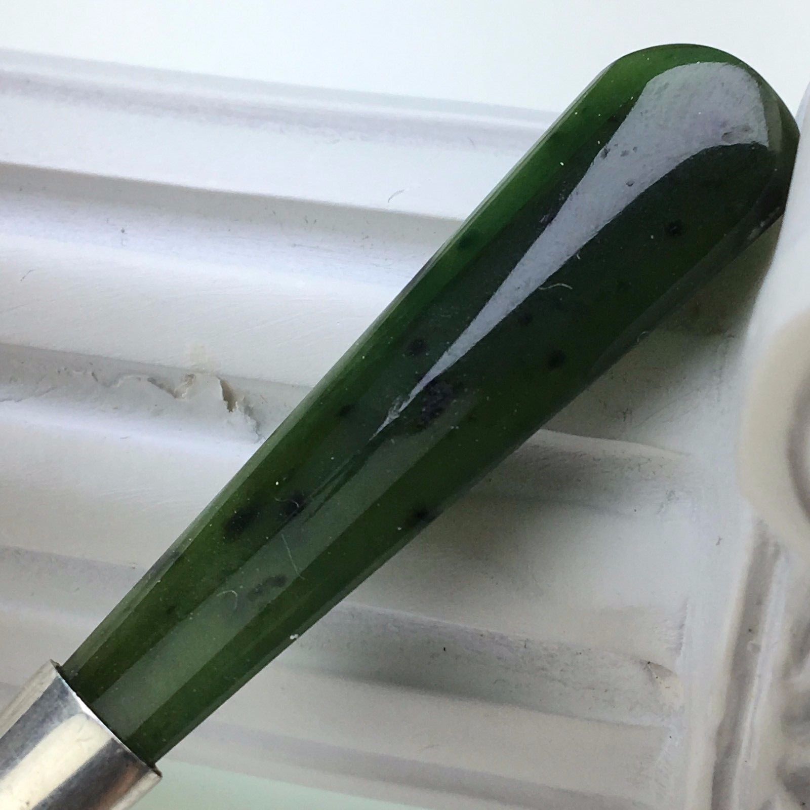 Antiker Löffel aus Sterlingsilber mit grünem Jadegriff