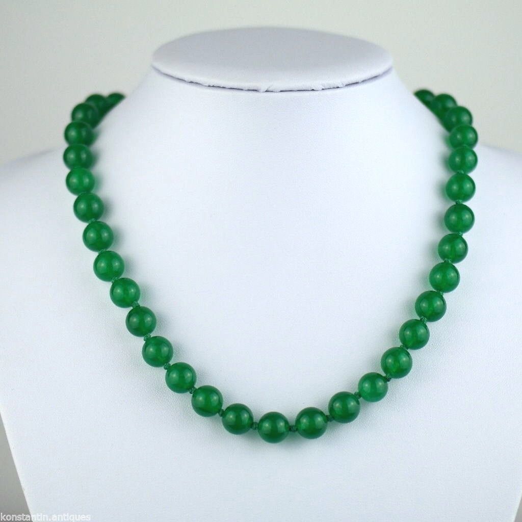 Elegante collar de cuentas de cristal verde con cierre chapado en oro.