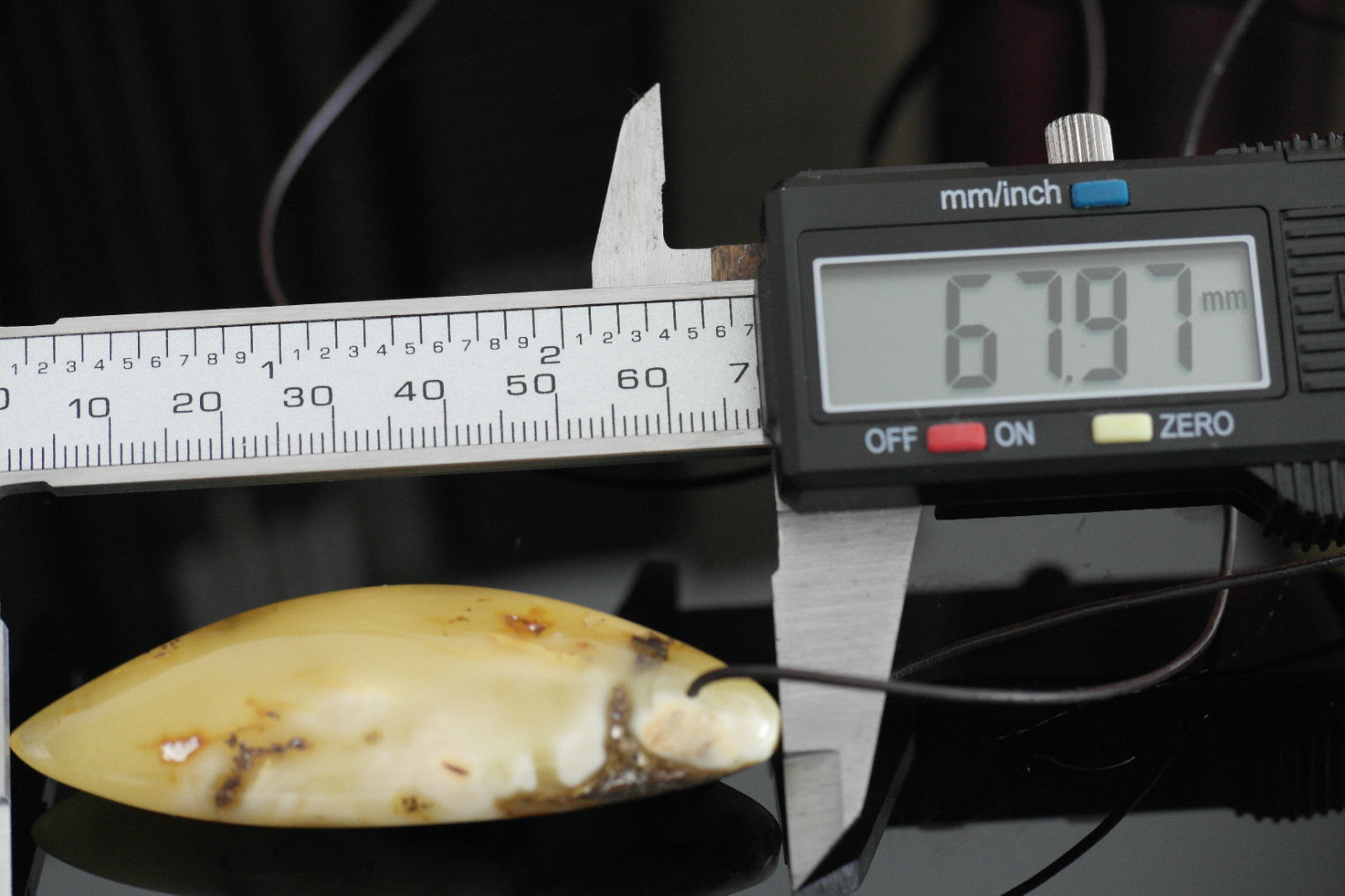 Handgefertigter Anhänger aus echtem baltischen Bernstein am Seil