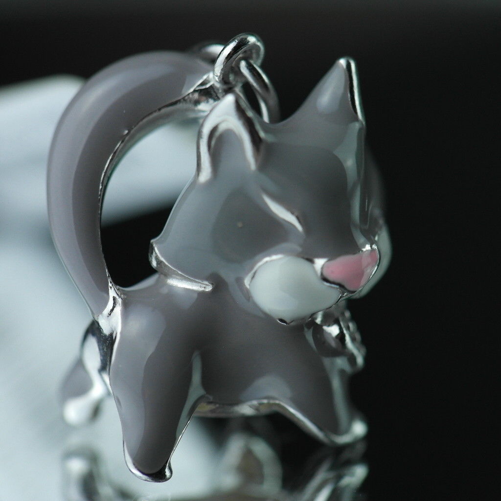 Anhänger aus Sterlingsilber mit grauer Emaille-Katze und verkrustetem Halsband