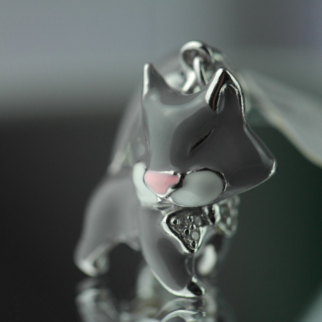 Anhänger aus Sterlingsilber mit grauer Emaille-Katze und verkrustetem Halsband