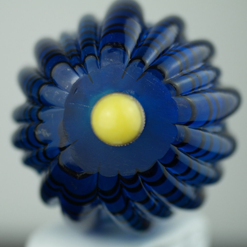 Antigua botella de rapé de vidrio azul con tapa de latón y jade amarillo en la parte superior