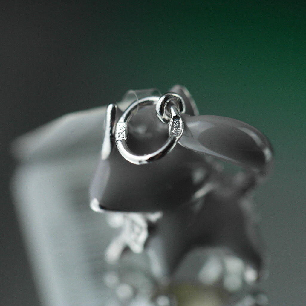 Colgante de plata de Ley Gato Esmaltado gris con banda incrustada en el cuello
