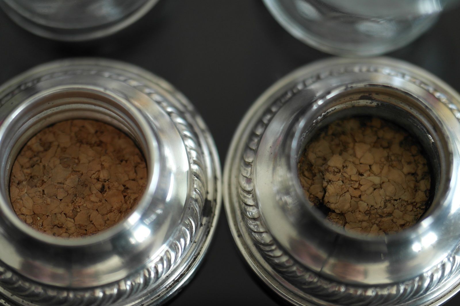 Antiker Pfeffer-Salztopf mit Rollen aus Glas, Boden aus Sterlingsilber, Quäker NEWPORT