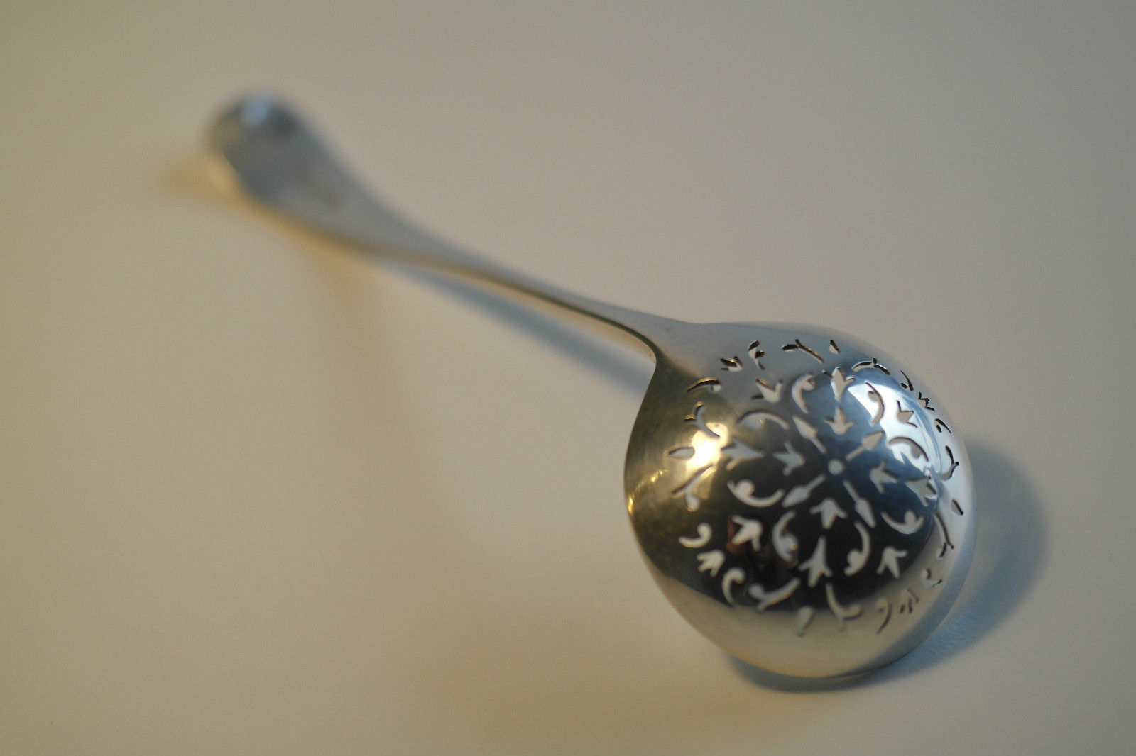 Antikes Teesieb aus massivem Silber, Zuckersieb, Londoner Löwe aus dem Jahr 1892