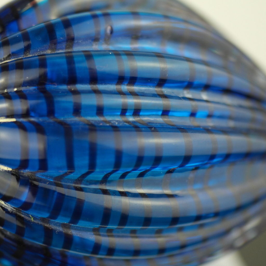 Antigua botella de rapé de vidrio azul con tapa de latón y jade amarillo en la parte superior