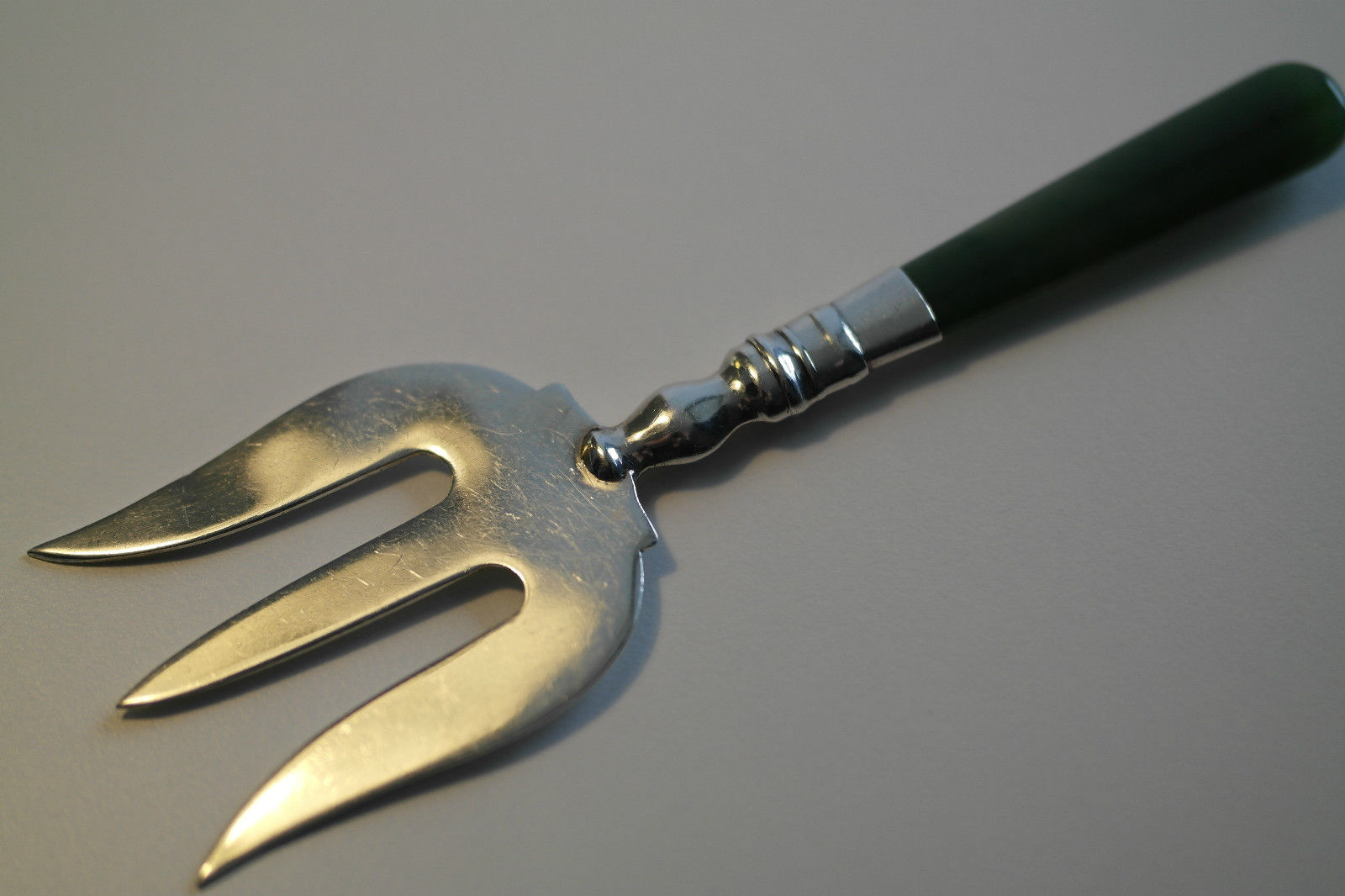 Antike 1924-Gabel aus massivem Silber mit Nephrit-Steingriff und britischer Jade