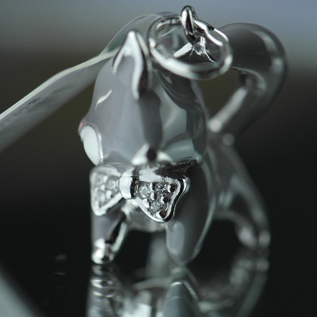 Anhänger aus Sterlingsilber mit grauer Emaille-Katze und verkrustetem Halsband