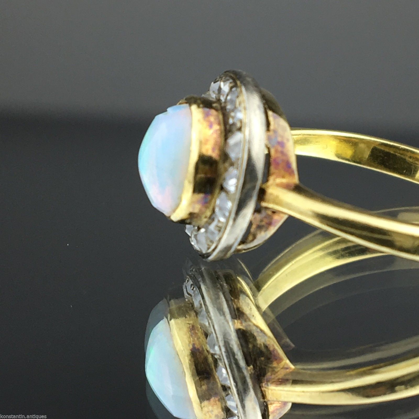Anillo antiguo de oro de 18 quilates con ópalo auténtico y diamantes talla antigua.