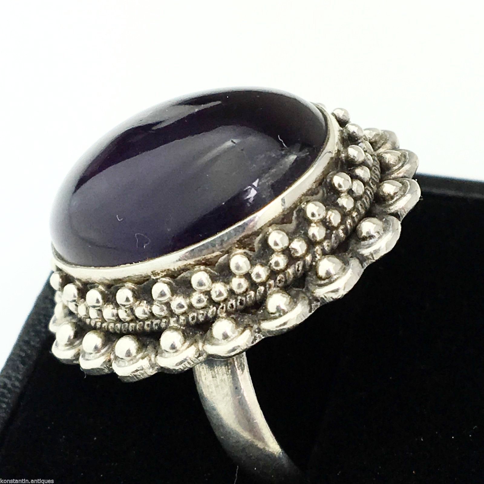 Anillo clásico de plata maciza con enorme cabujón de amatista violeta