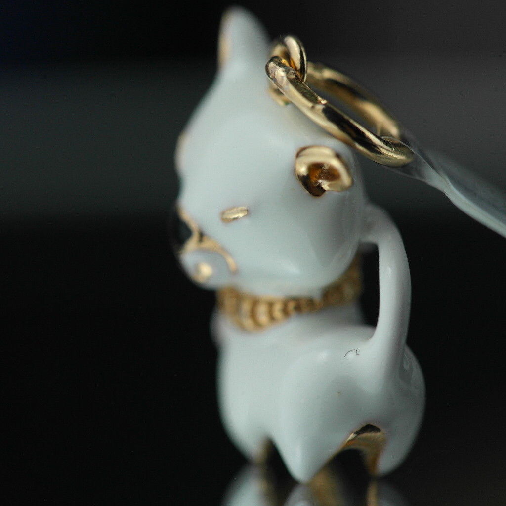Anhänger aus vergoldetem Sterlingsilber mit weißer Emaille-Katze und verkrustetem Halsband
