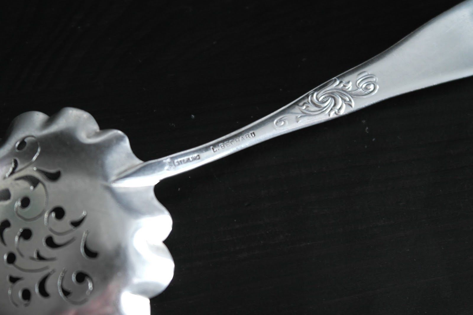 Cuchara tamiz de polvo antigua de plata de ley Bechard