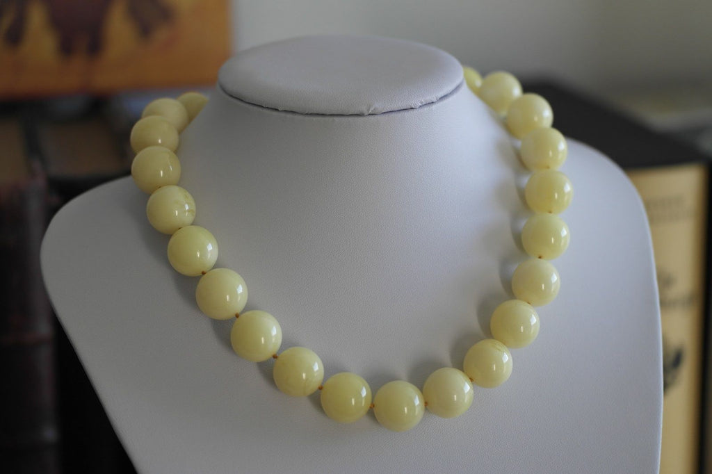 Vintage stylish Bakelite beads necklace and earrings