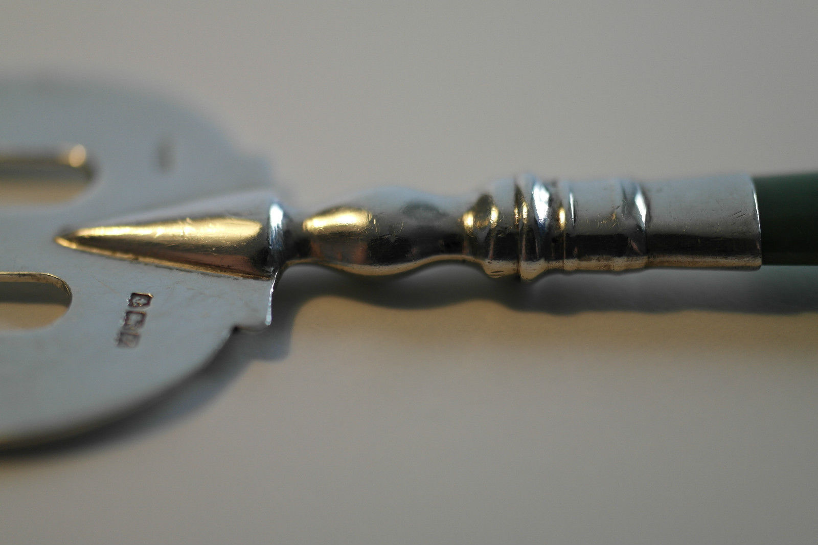 Antike 1924-Gabel aus massivem Silber mit Nephrit-Steingriff und britischer Jade