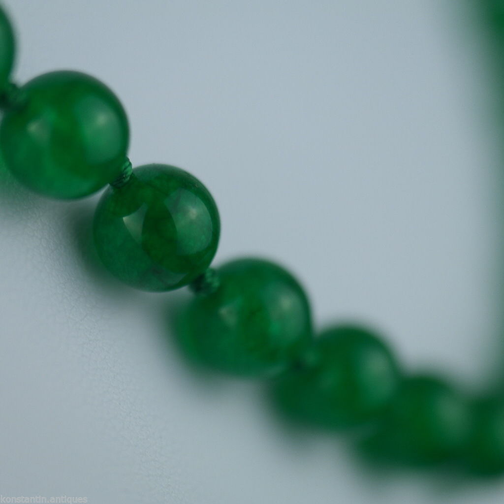 Elegante collar de cuentas de cristal verde con cierre chapado en oro.