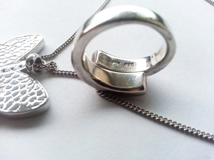Collar de cadena con colgante de anillo y charm de mariposa en plata de primera ley Nácar MOP