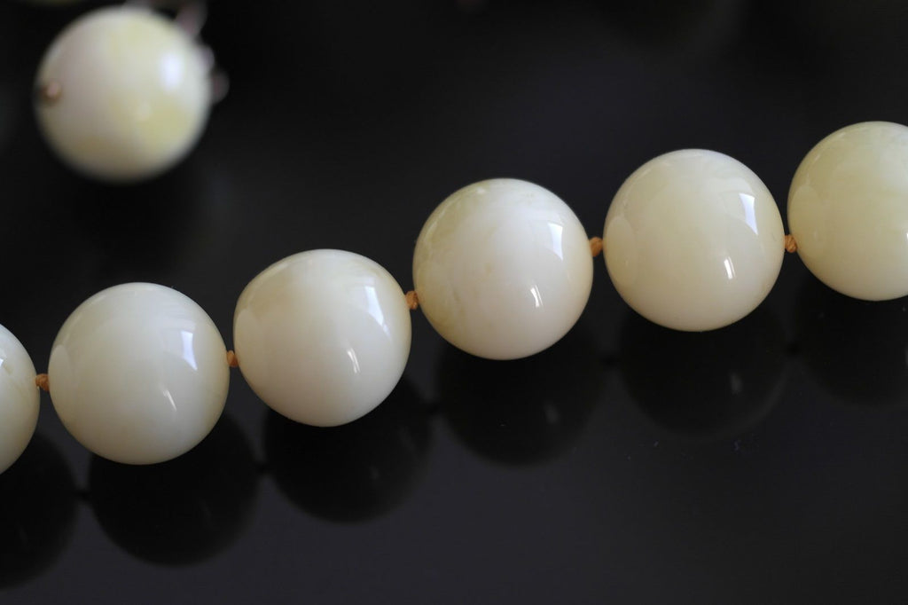 Vintage stylish Bakelite beads necklace and earrings