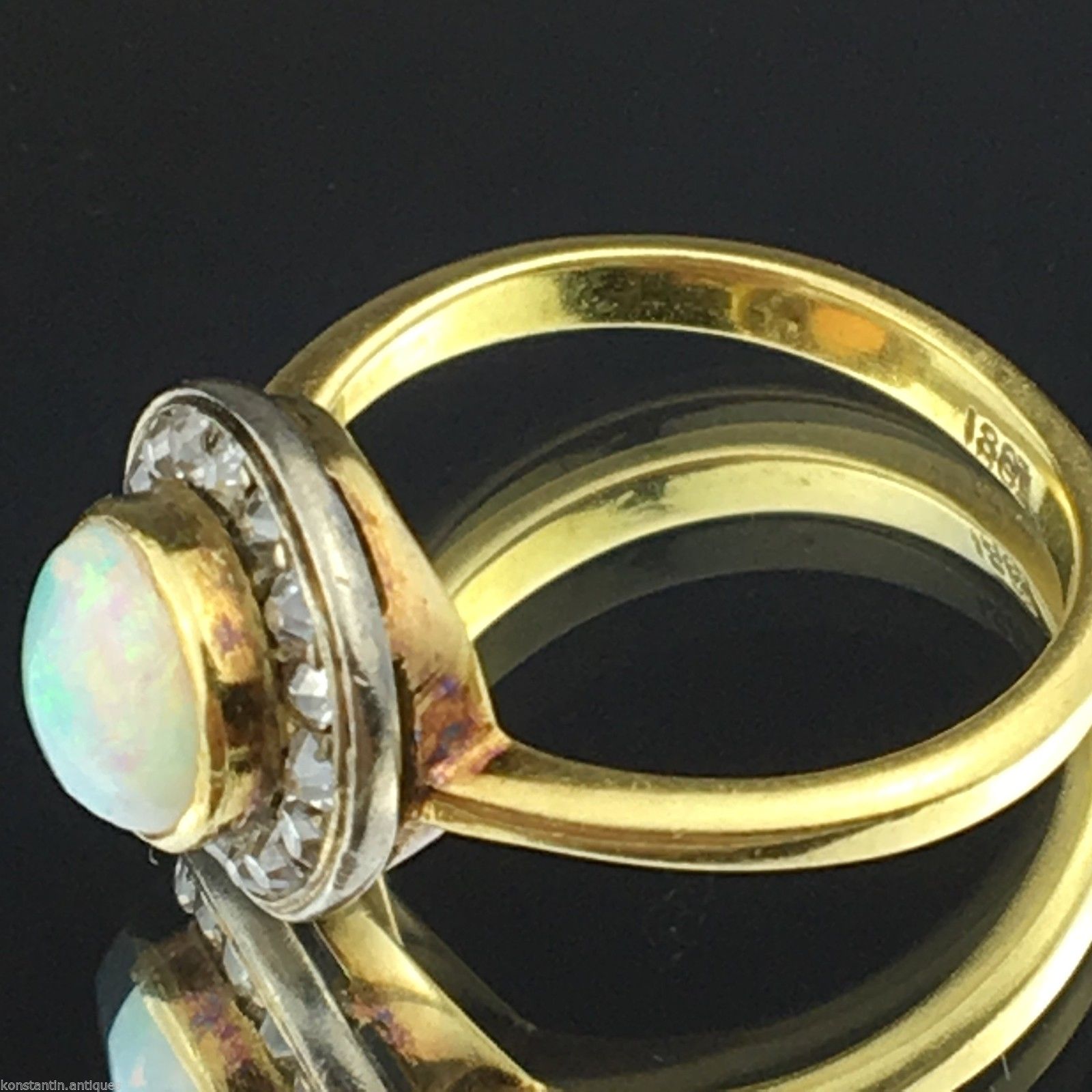 Anillo antiguo de oro de 18 quilates con ópalo auténtico y diamantes talla antigua.