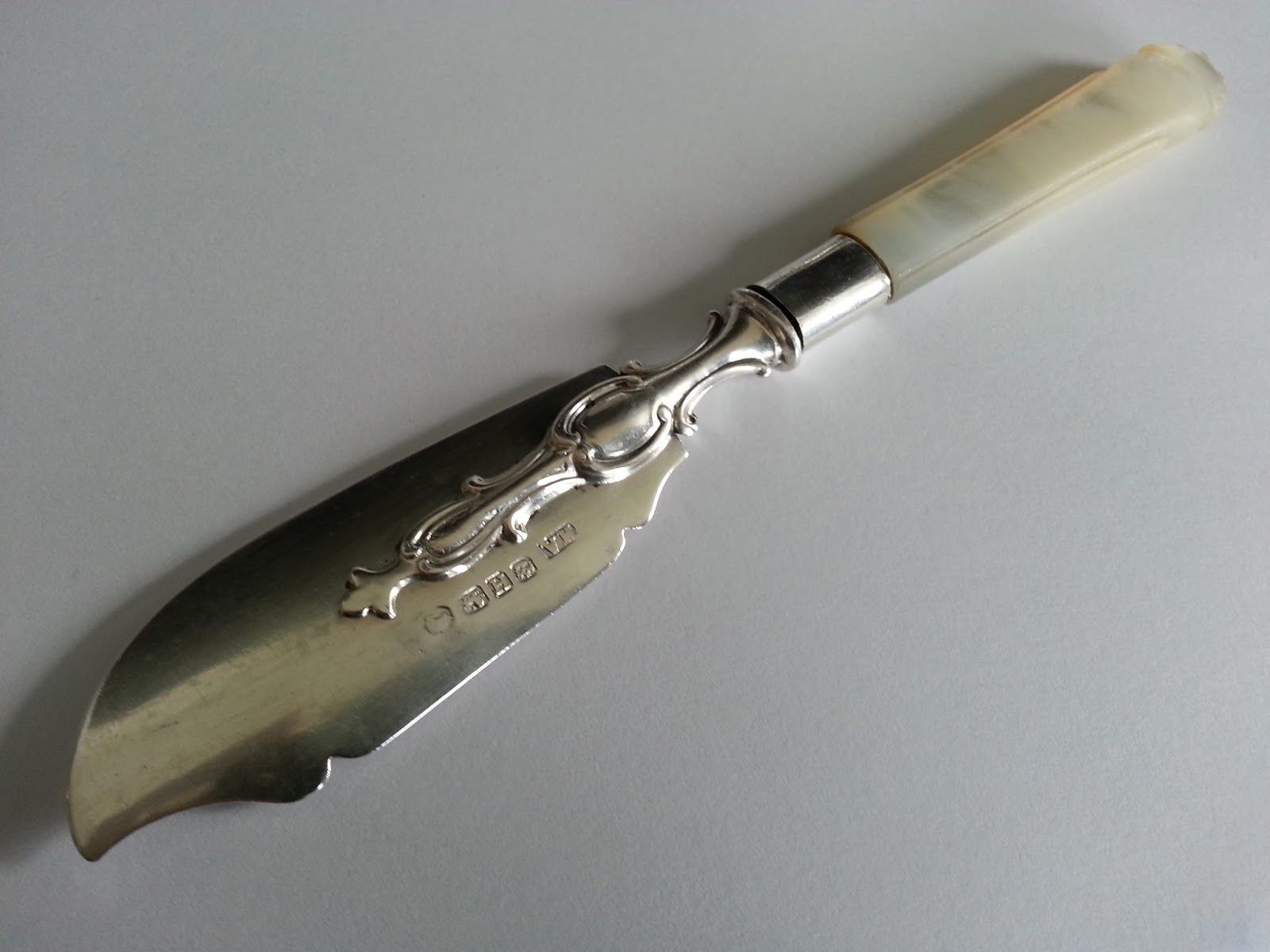 Cuchillo victoriano de plata maciza de 1851 con mango de nácar Sheffield Regalo antiguo