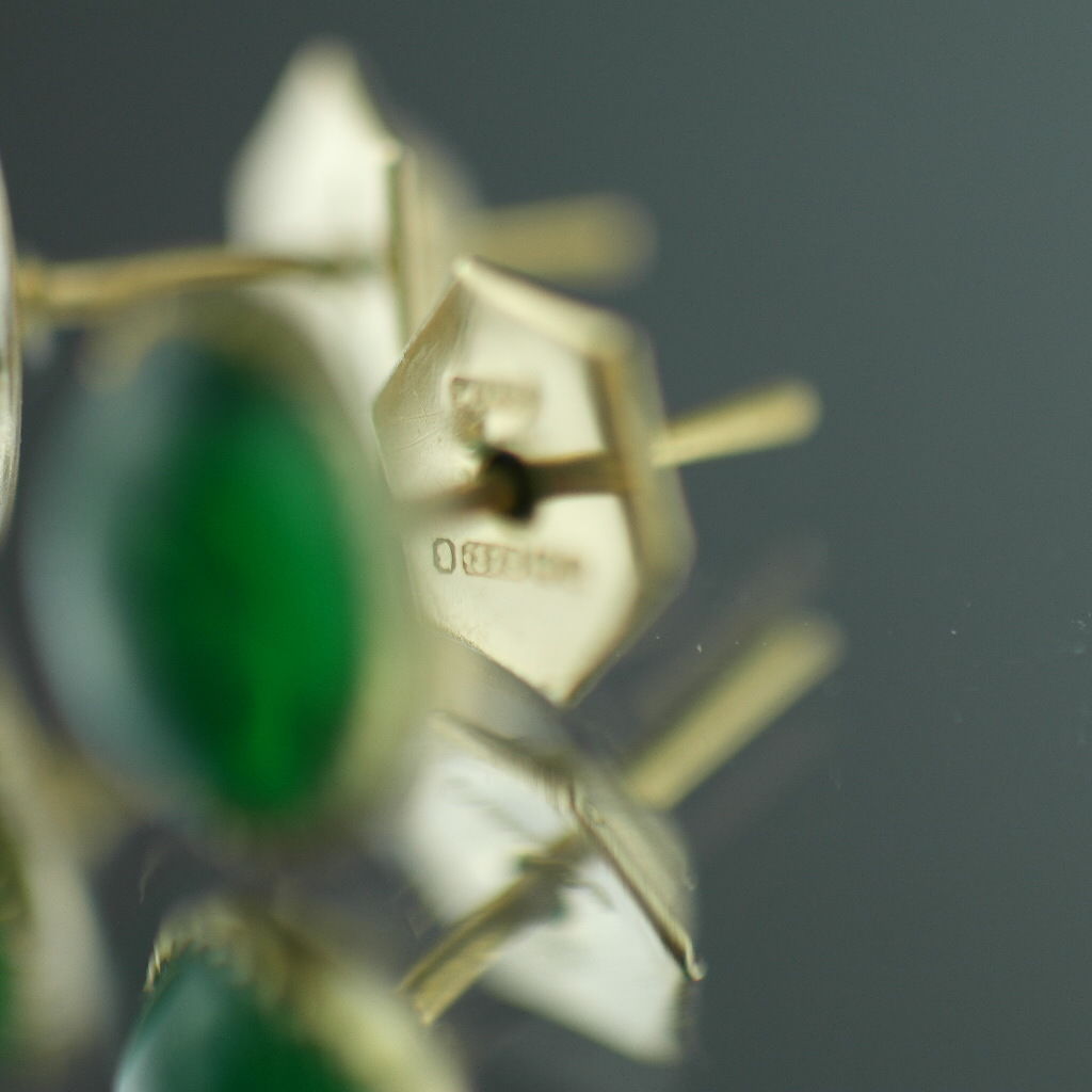 Pendientes antiguos de oro de 9 quilates de Birmingham de 1906 con cabujón de jade verde 