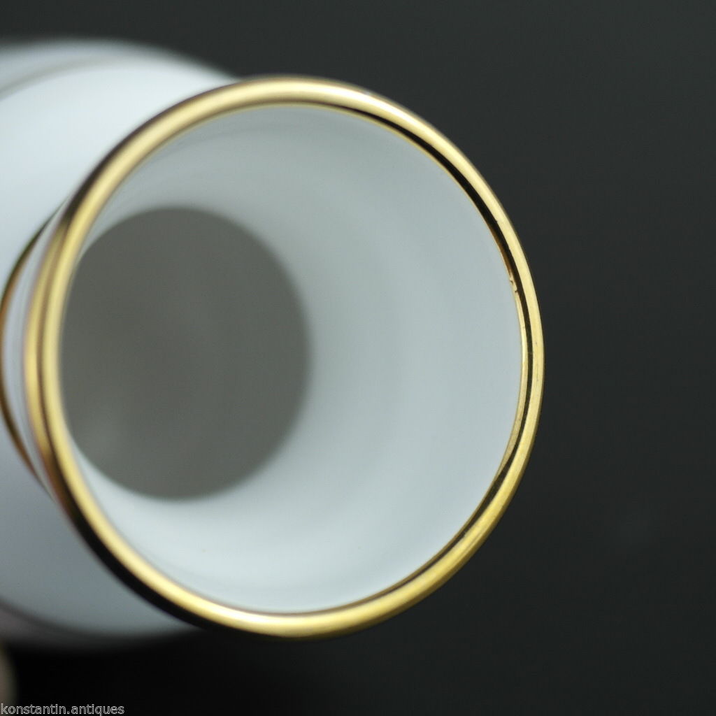 Griechischer Vintage-Vasenkrug aus weißer Keramik mit 24-Karat-Vergoldung. Fasan in blühenden Büschen