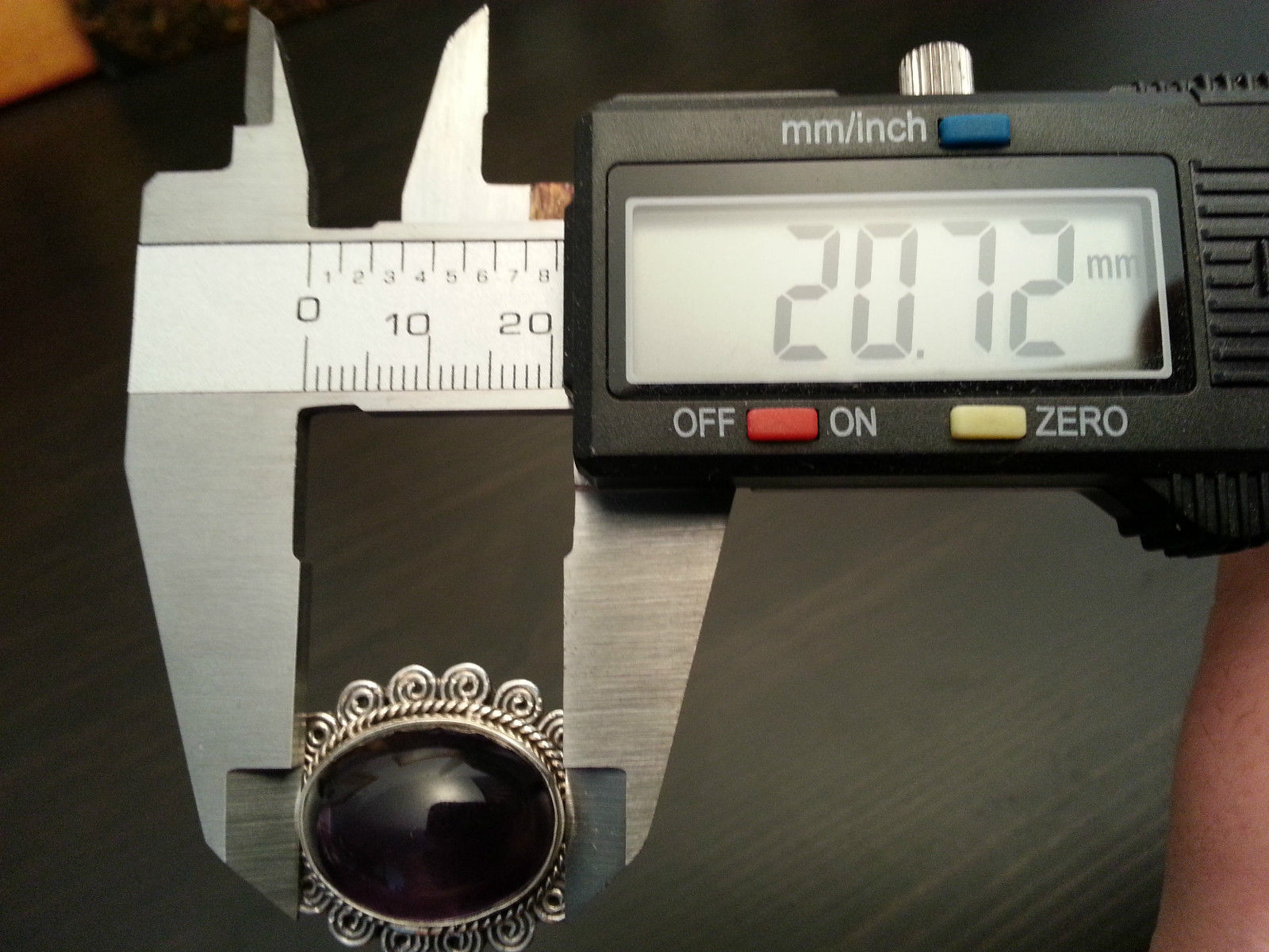 Stilvoller Ring aus Sterlingsilber mit violettem Amethyst-Cabochon