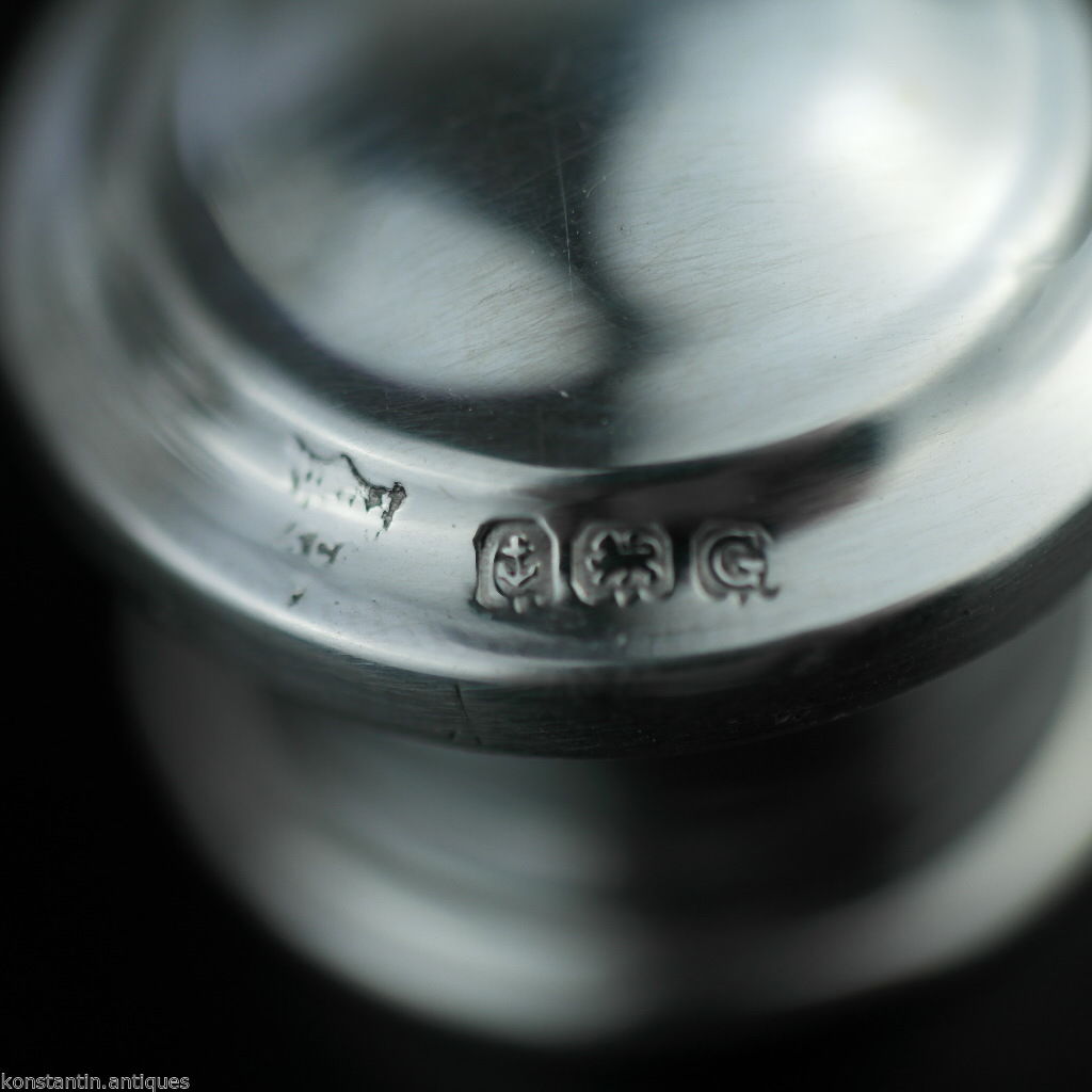 Antiguo frasco de perfume de vidrio tallado de 1931 con tapa de plata maciza