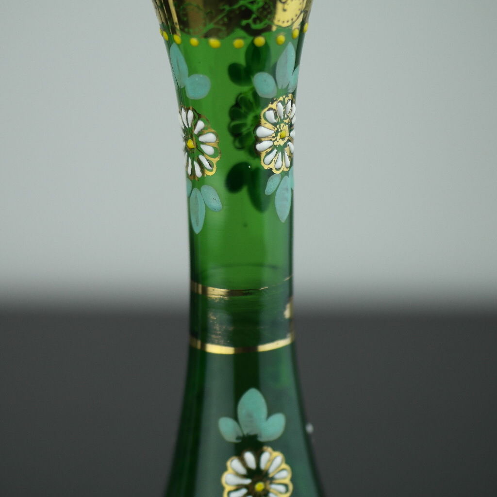 Jarrón antiguo de cristal verde dorado estilo bohemio.