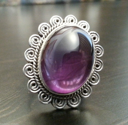 Elegante anillo de plata de primera ley con cabujón de amatista violeta