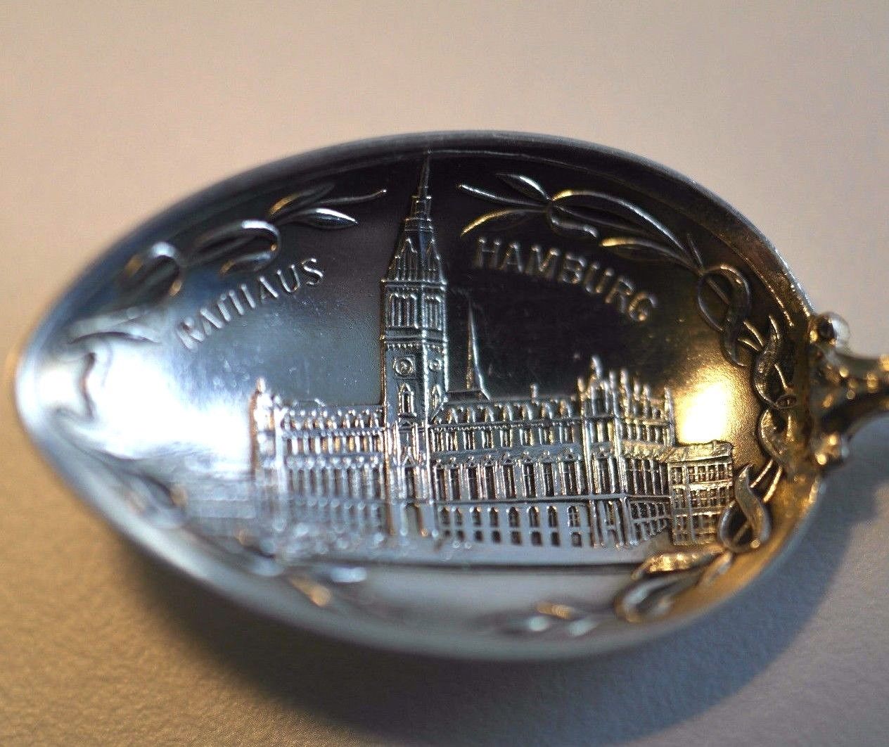 Cuchara de plata maciza esmaltada alemana Rathaus Hamburgo escudo de armas 800 cruz