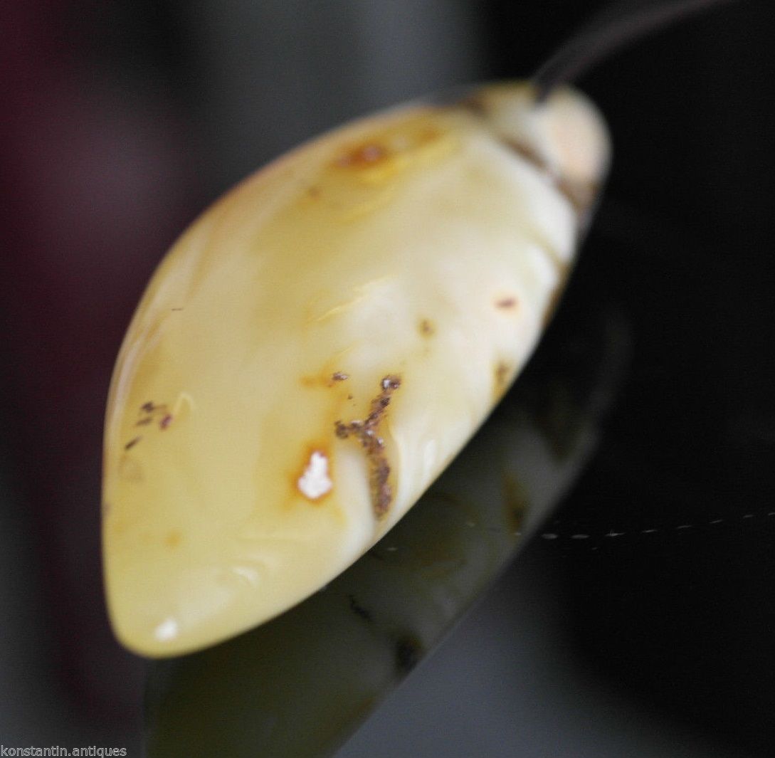 Colgante hecho a mano de ámbar báltico genuino en la cuerda