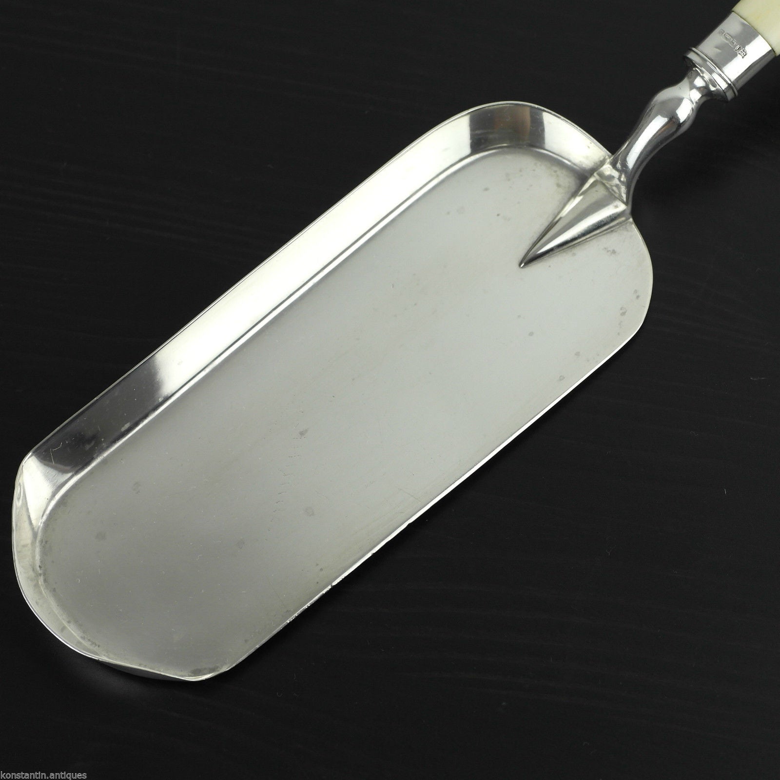 Antikes riesiges Serviertablett aus massivem Silber aus Sheffield