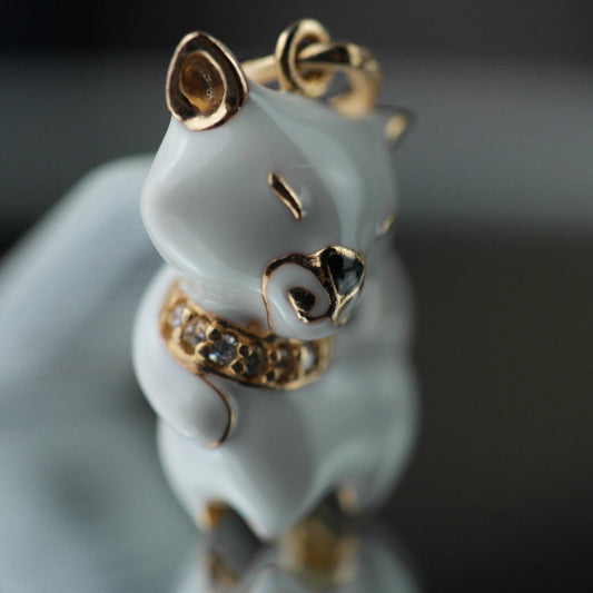 Anhänger aus vergoldetem Sterlingsilber mit weißer Emaille-Katze und verkrustetem Halsband