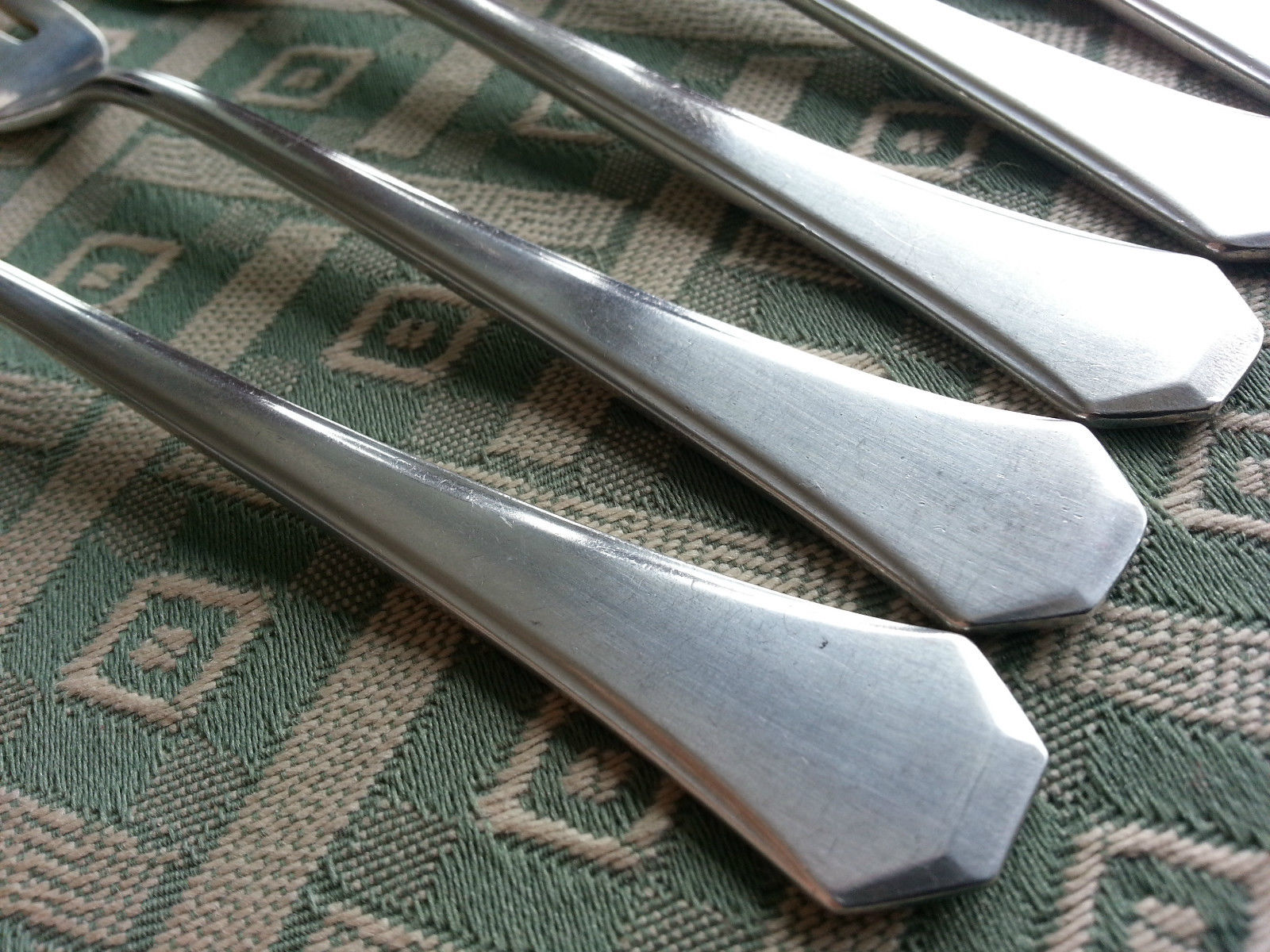 Antiguo juego de seis tenedores de postre bañados en plata WMF de primera calidad.