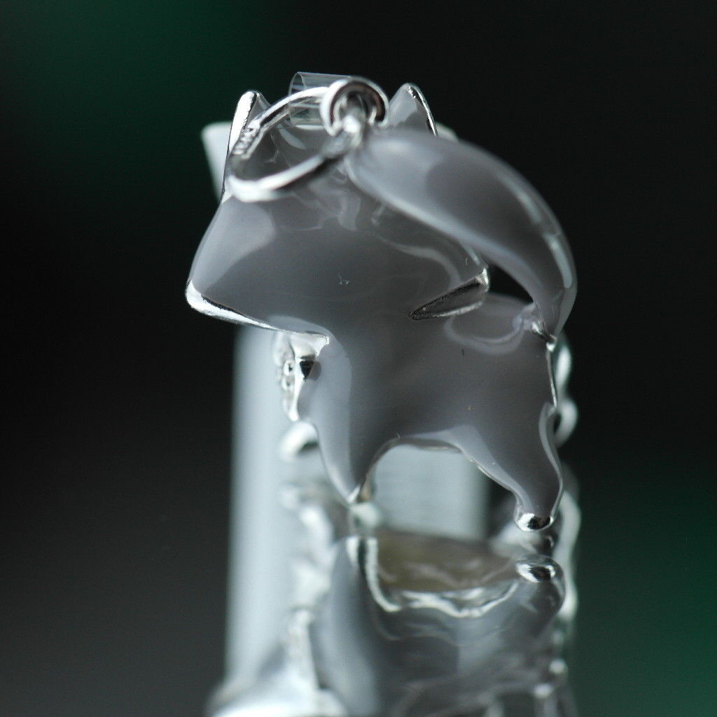 Colgante de plata de Ley Gato Esmaltado gris con banda incrustada en el cuello