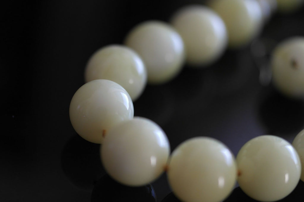 Vintage stylish Bakelite beads necklace and earrings