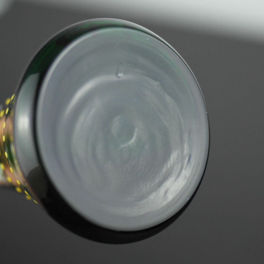 Jarrón antiguo de cristal verde dorado estilo bohemio.