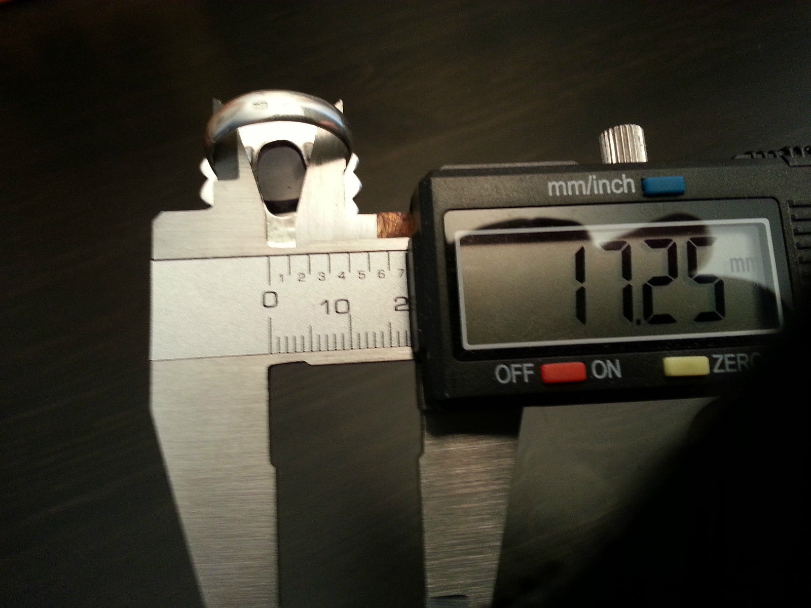 Stilvoller Ring aus Sterlingsilber mit violettem Amethyst-Cabochon