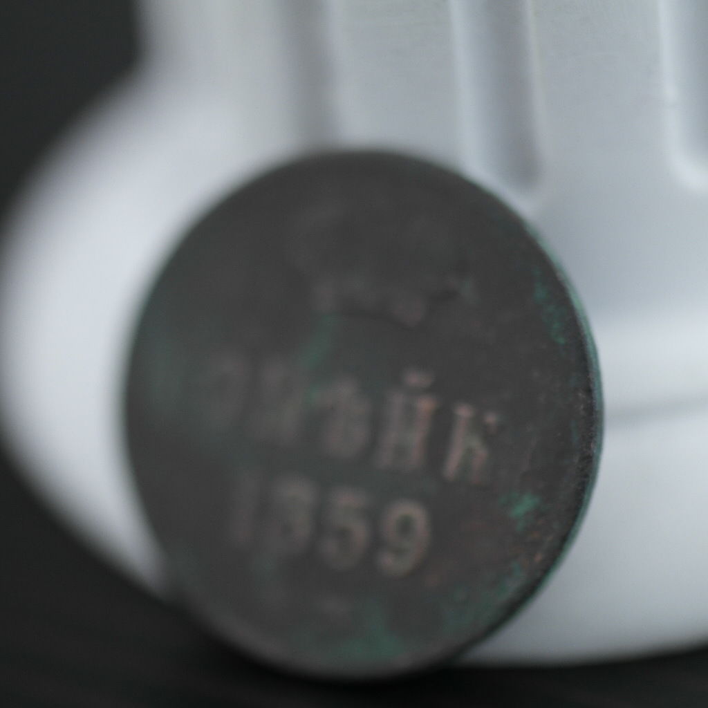 Antigua moneda de cobre de 1859, emperador kopek Alejandro II del Imperio Ruso del siglo XIX.