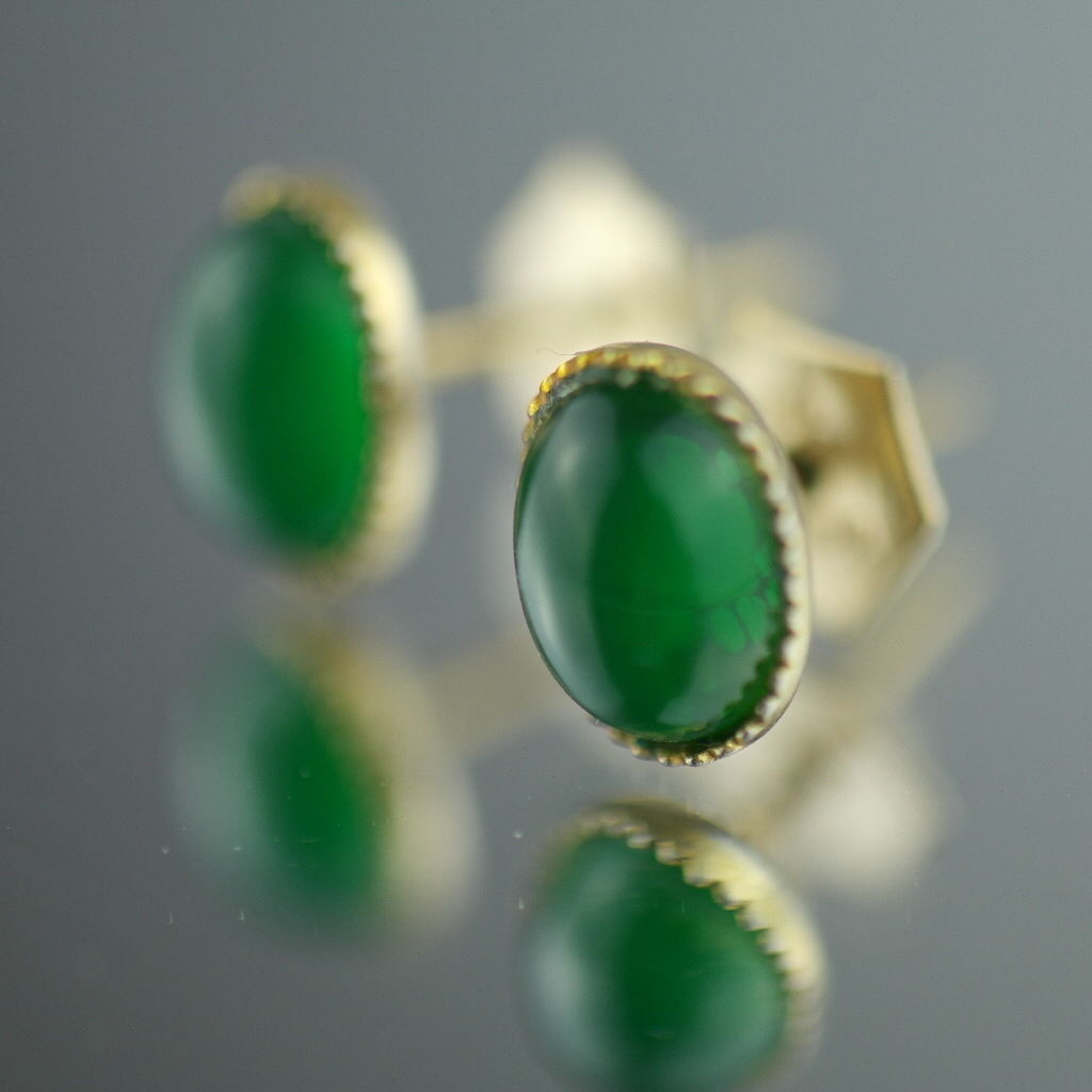Antike Ohrringe aus 9-karätigem Gold aus Birmingham aus dem Jahr 1906 mit grünem Jade-Cabochon 